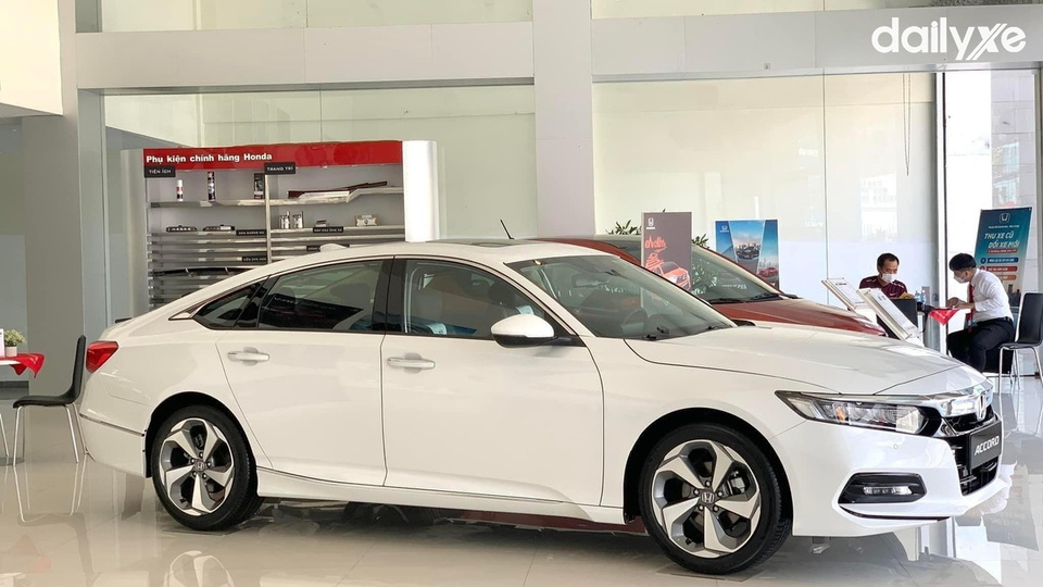 Thân xe Honda Accord nổi bật với các đường gân dập nổi cùng viền chrome chạy dọc