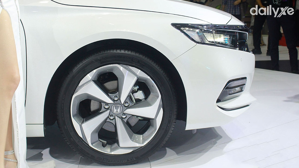 Mâm xe thể thao với kích thước 18 inch