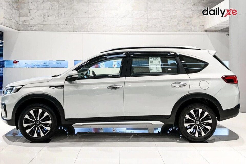 Thiết kế thân xe nổi bật với đường gân dập nổi chạy dọc liền mạch cùng ô cửa kính rộng và vuốt dài về sau