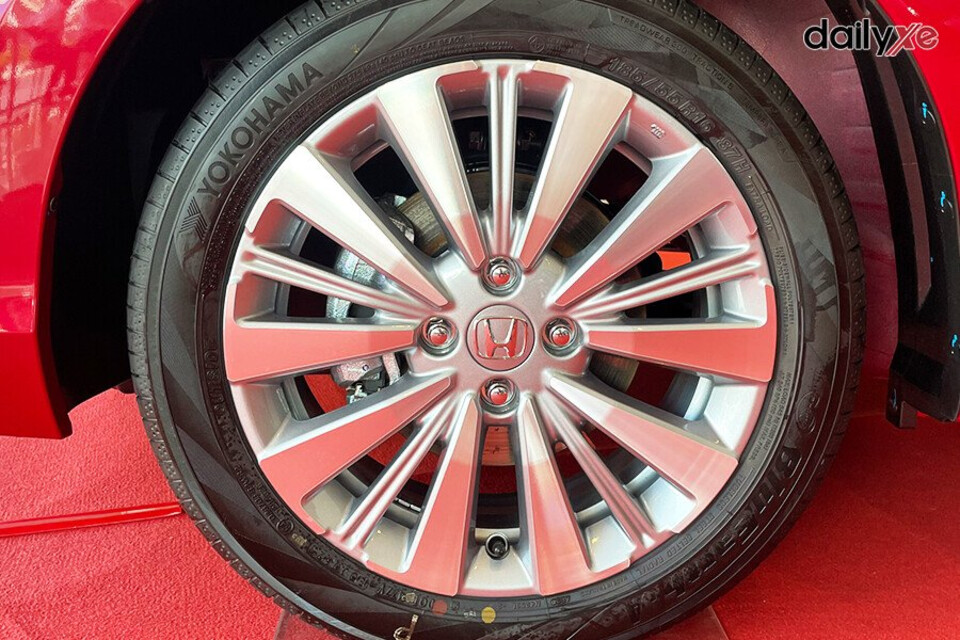 Vành xe 16 inch đa chấu đầy cá tính
