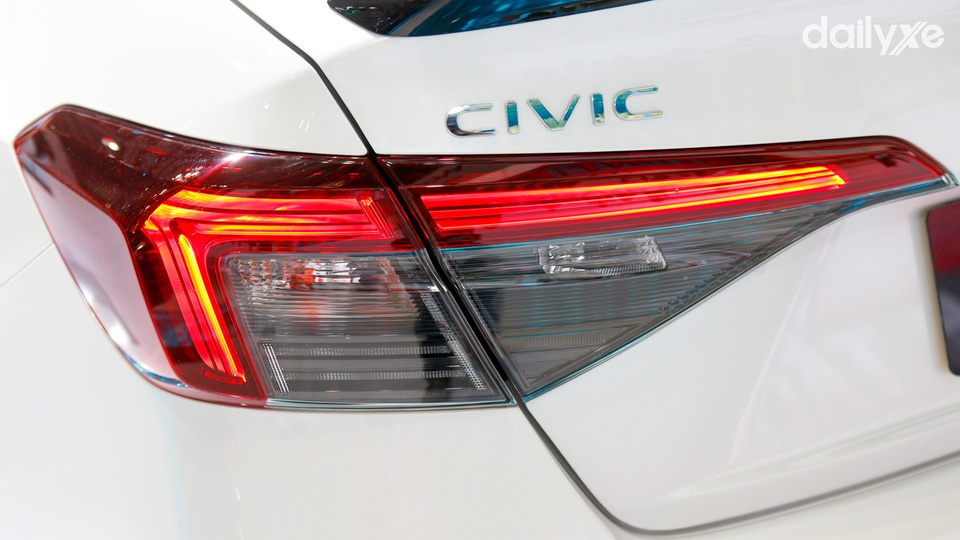 Đèn hậu Honda Civic sử dụng công nghệ LED cùng thiết kế đặc trưng