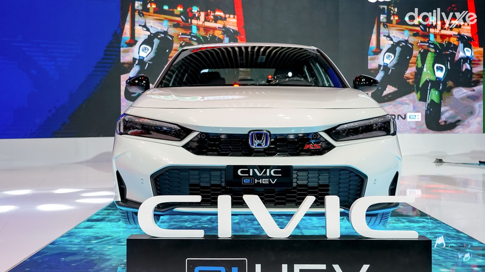 Cản trước xe sắc nét cùng hốc gió lớn thể thao