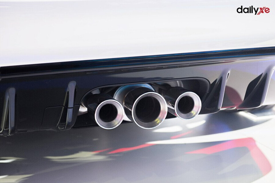 Cụm ba ống xả đầy mạnh mẽ với những âm thanh uy lực