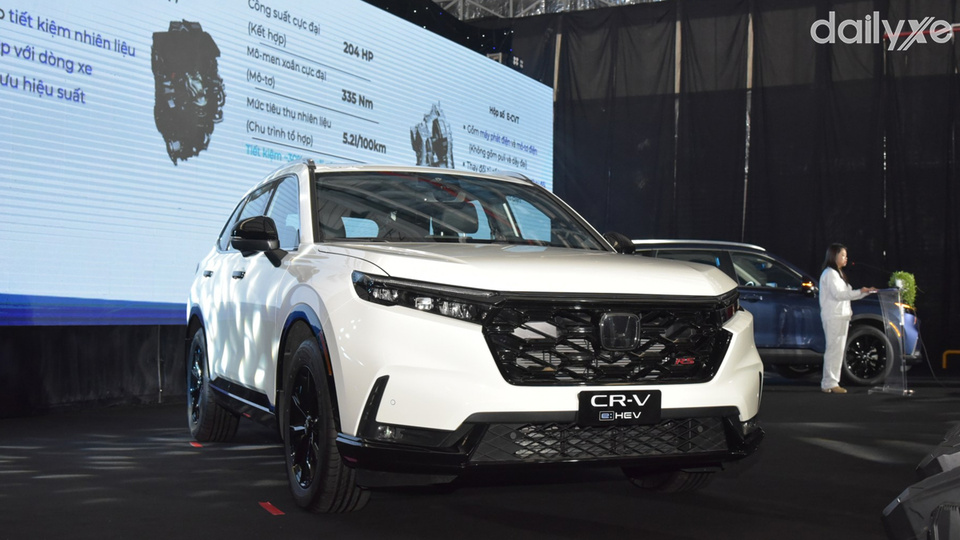 Lưới tản nhiệt lục giác nối liền hai cụm đèn pha