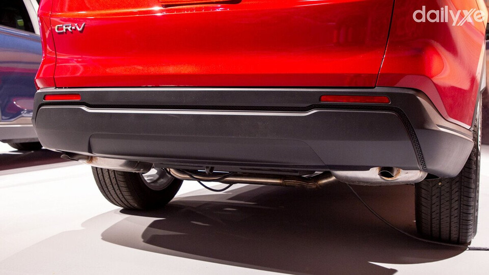 Cản sau xe sử dụng nhựa cứng với ống xả nằm ẩn ngay bên dưới