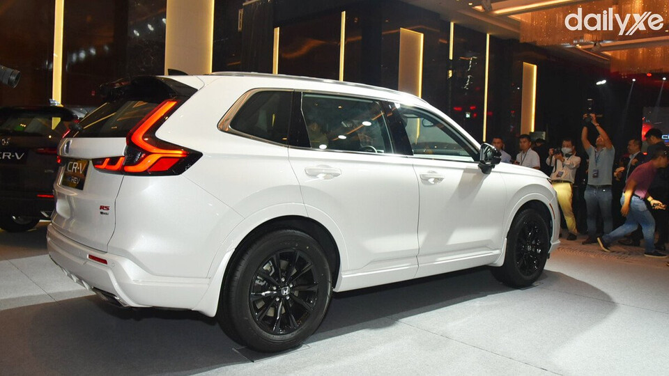 Thân xe tạo cảm giác bề thế và vững chãi