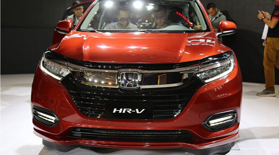 Đầu xe HR-V sử dụng lưới tản nhiệt bốn thanh ngang phong cách