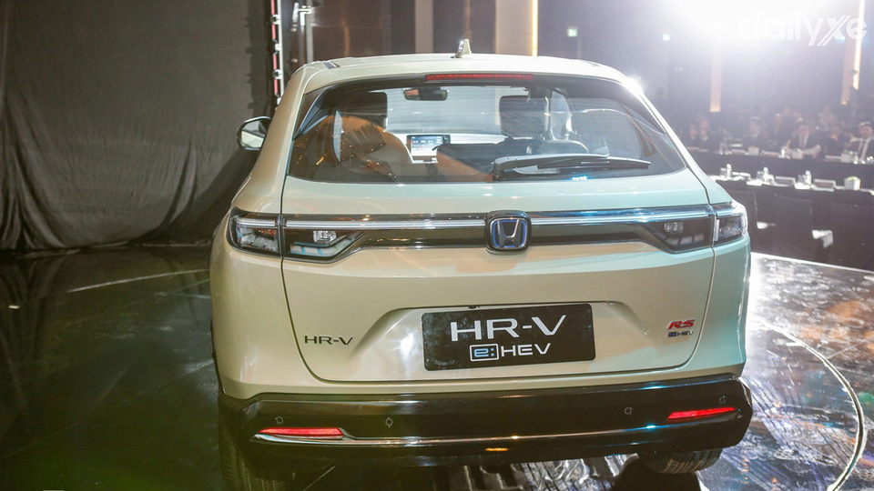 Đuôi xe thiết kế ngắn bo tròn các góc mềm mại