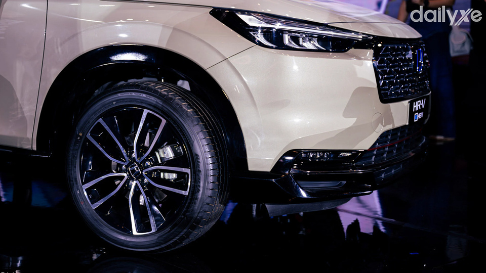 Mâm xe 18 inch thiết kế nan hoa thu hút ánh nhìn