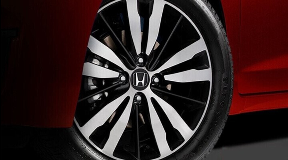 La-zăng hợp kim kích thước 15 inch chất liệu hợp kim được thiết kế bắt mắt La-zăng hợp kim kích thước 15 inch chất liệu hợp kim được thiết kế bắt mắt