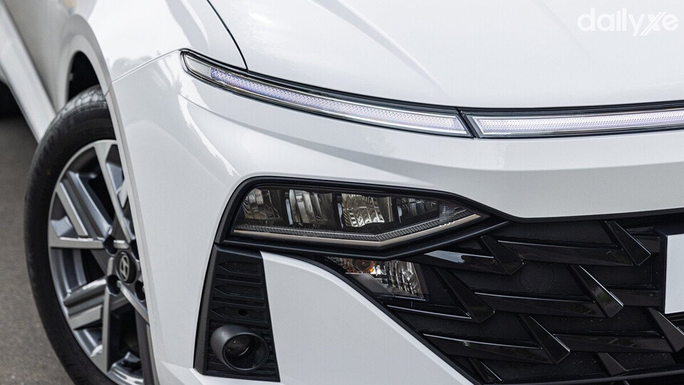 Hyundai Accent 1.5 AT sử dụng đèn chiếu dạng Halogen projector