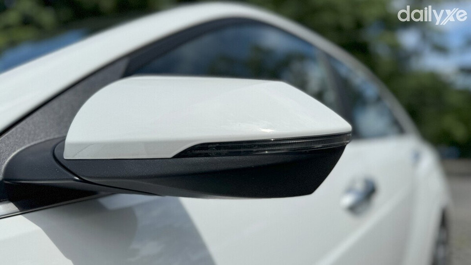 Mẫu xe không tích hợp đèn báo rẽ trên gương chiếu hậu.