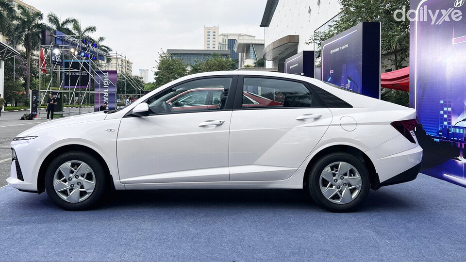 Thân xe Hyundai Accent 1.5 MT được dập nổi với các đường gân kéo dài