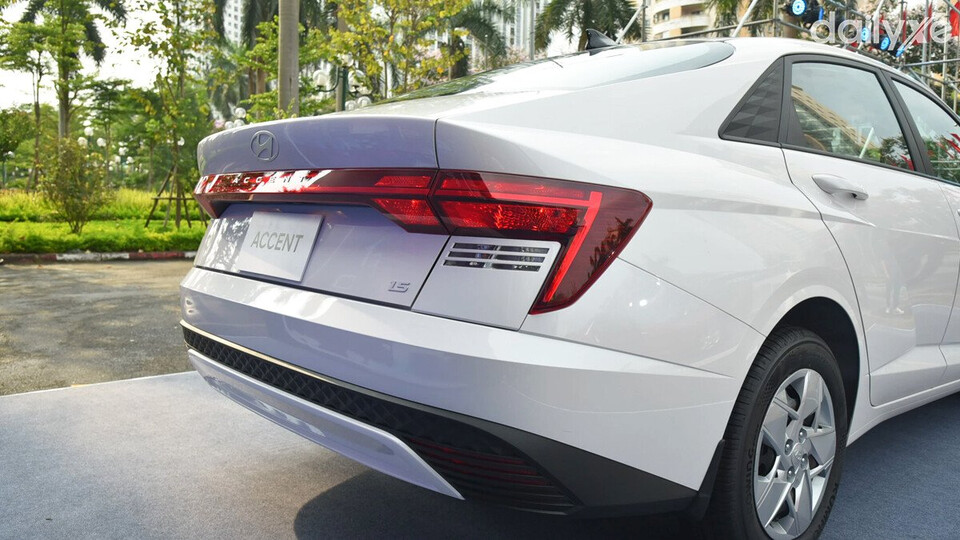 Cụm đèn hậu liền khối tạo cảm giác mở rộng