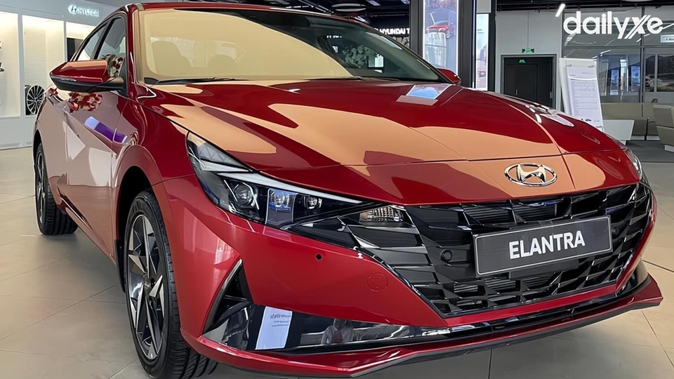 Đầu xe thiết kế góc cạnh và hầm hố
