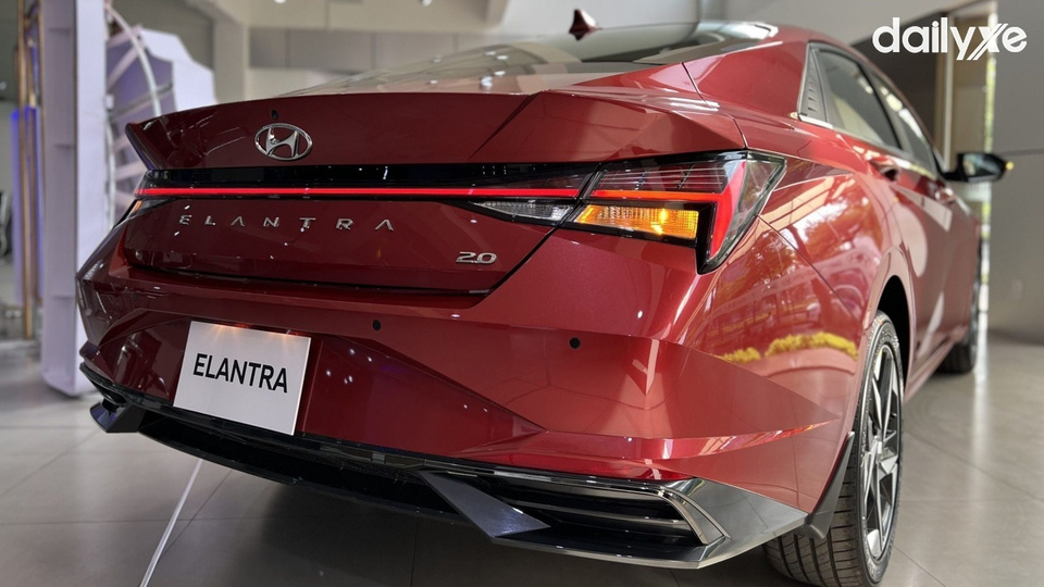 Đuôi xe thiết kế sắc sảo nổi bật