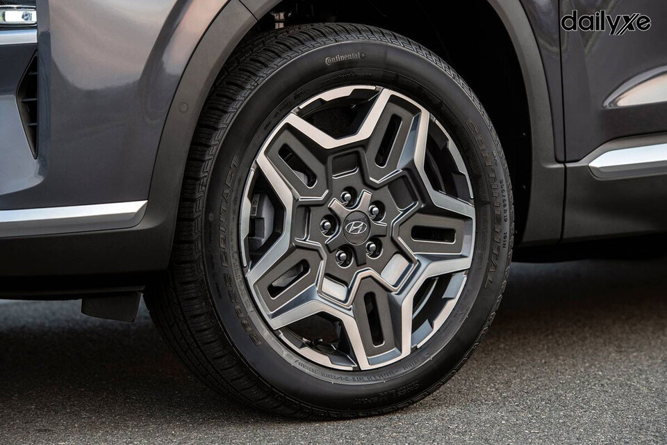Hyundai SantaFe Hybrid sở hữu lazang hợp kim kích thước 19 inch