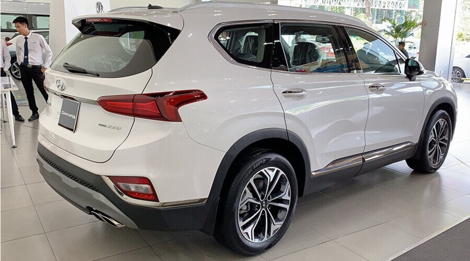 SantaFe có đuôi xe vô cùng ấn tượng SantaFe có đuôi xe vô cùng ấn tượng