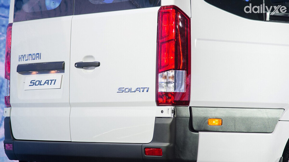 Cụm đèn hậu thiết kế cột dọc được đặt cao