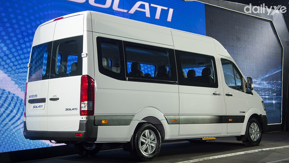 Đuôi xe Hyundai Solati vuông vức, cửa sau được thiết kế mở ngang