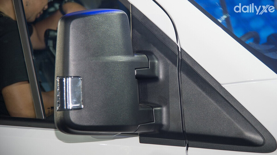 Gương chiếu hậu phía ngoài thiết kế tối màu, gương được tích hợp chức năng sấy và đèn báo rẽ dạng LED