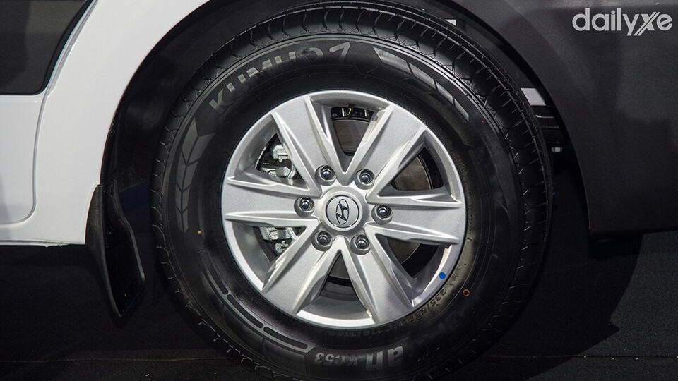 Vành xe 6 chấu 16 inch thiết kế hình cánh hoa đầy nổi bật