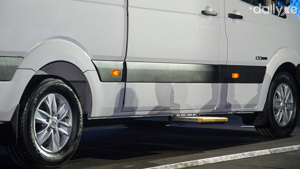 Cửa xe bên hông dạng trượt ngang thiết kế mở rộng