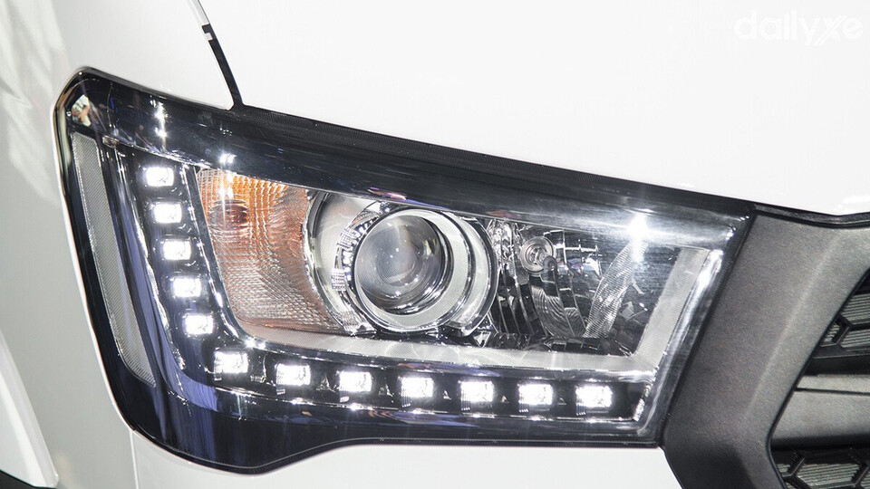 Cụm đèn chiếu sáng bao gồm đèn pha projector và dải đèn LED ban ngày