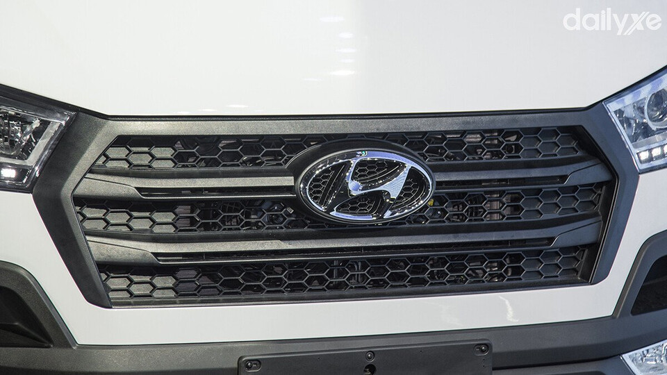 Lưới tản nhiệt hình lục giác nổi bật ở giữa là logo thương hiệu Hyundai