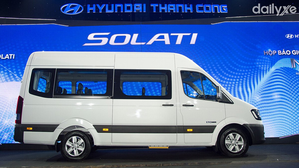 Thân xe thiết kế dải đen kéo dài mang đến cảm giác chiếc xe có kích thước lớn