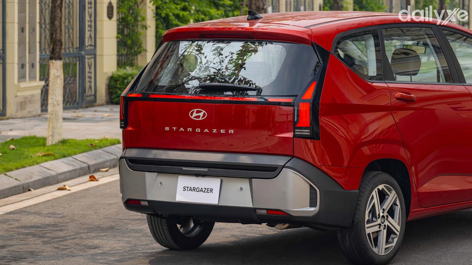 Cụm đèn hậu LED dạng tam giác ôm sát hai bên