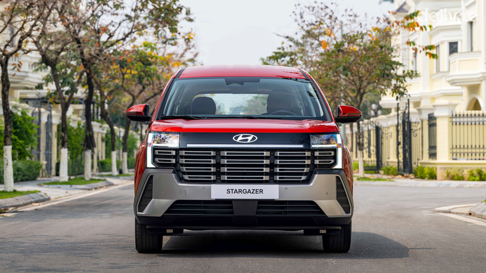 Đầu xe trang bị lưới tản nhiệt dạng hình khối phủ crom đen bóng