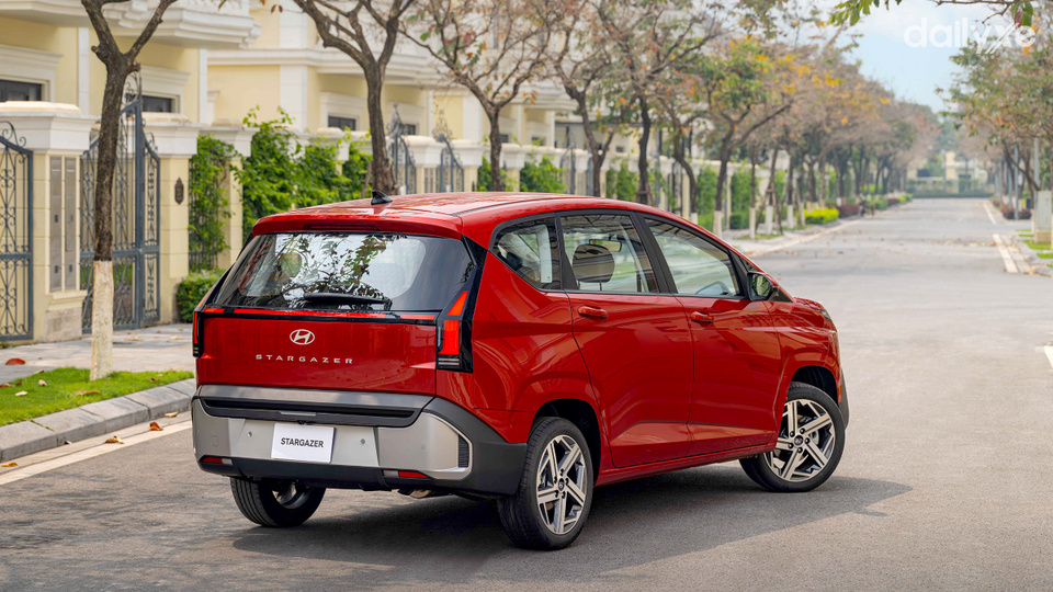 Đuôi xe nổi bật logo chữ H