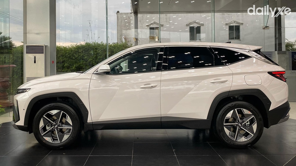 Thân xe Hyundai Tucson nổi bật với các đường cắt thẳng góc cạnh sắc nét