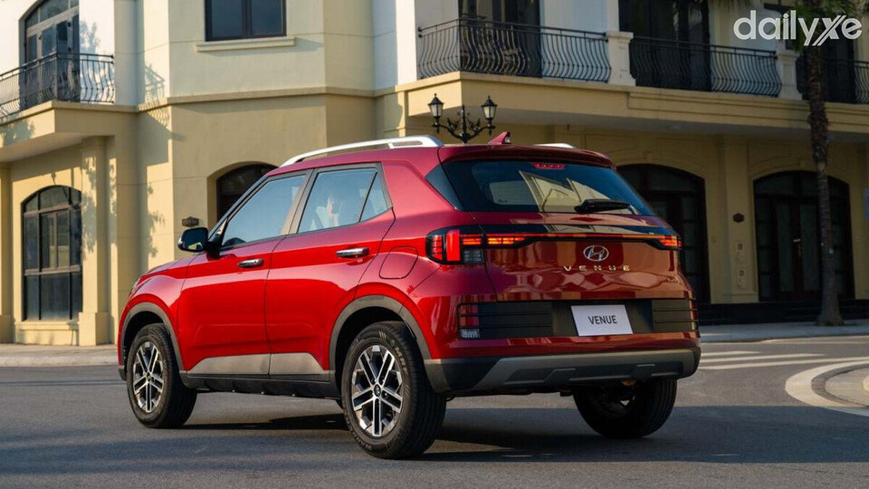 Đuôi xe thiết kế bo cong mềm mại nhưng vẫn đảm bảo độ chắc chắn