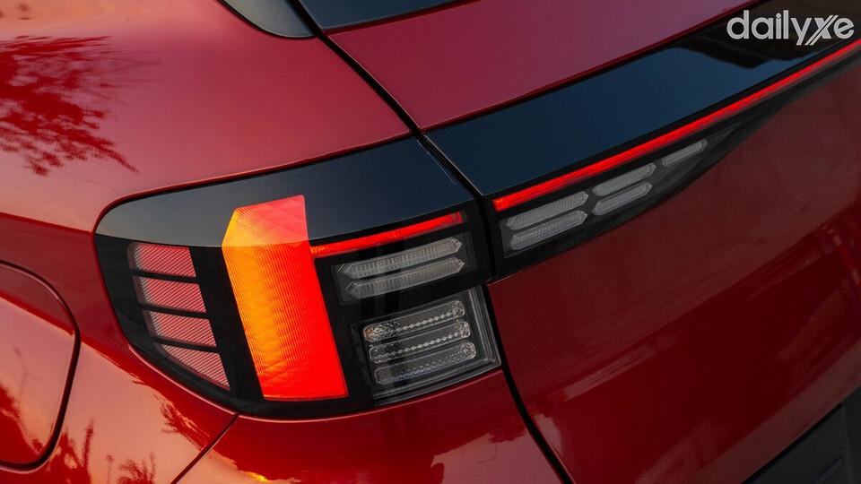 Cụm đèn hậu thiết kế hiện đại với dải LED kéo ngang đuôi xe