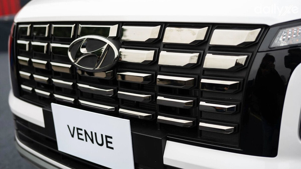 Lưới tản nhiệt hình thác nước được thiết kế mới mở rộng sang hai bên