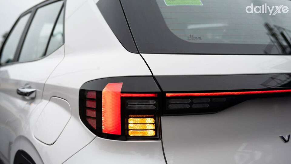 Xu hướng thiết kế cụm đèn hậu LED kéo dài nối liền bao trọn chiều rộng xe