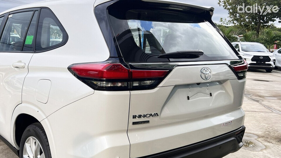 Đuôi xe Innova Cross vuông vức khỏe khoắn