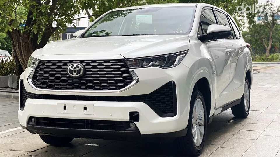 Innova Cross có sự thay đổi về khung gầm liền khối và kích thước lớn hơn thế hệ cũ