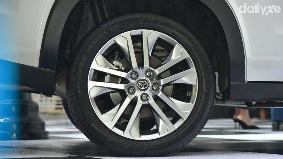 Lazang xe Innova Cross HEV hợp kim mạ bạc 5 chấu bắt mắt