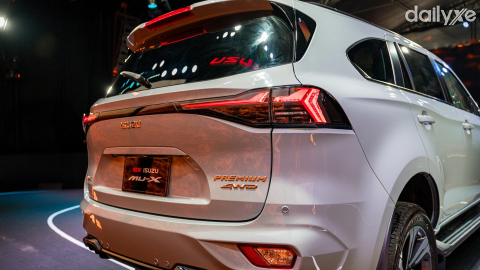 Đuôi xe nổi bật với cụm đèn chiếu hậu 3D