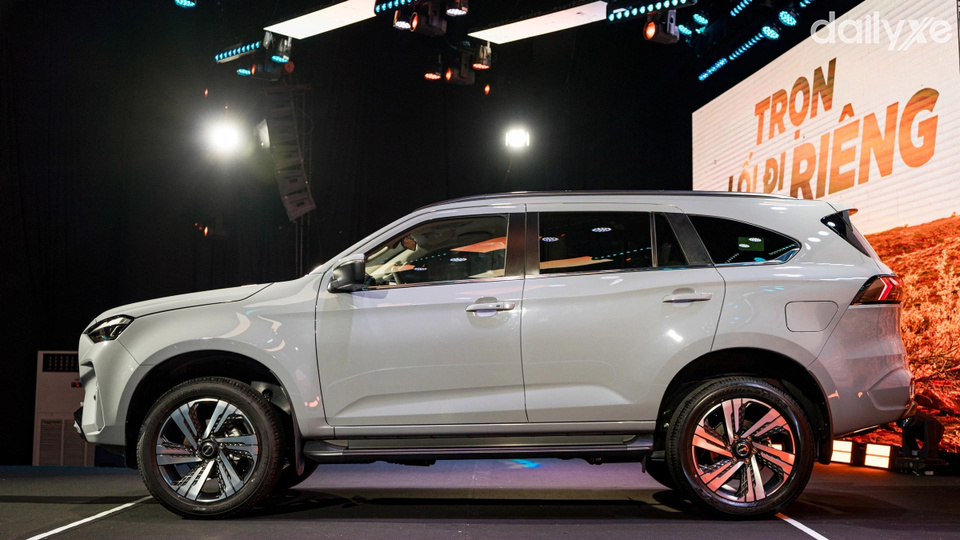 Thân xe Isuzu MU-X khá đẹp mắt nhờ vào những đường dập nổi