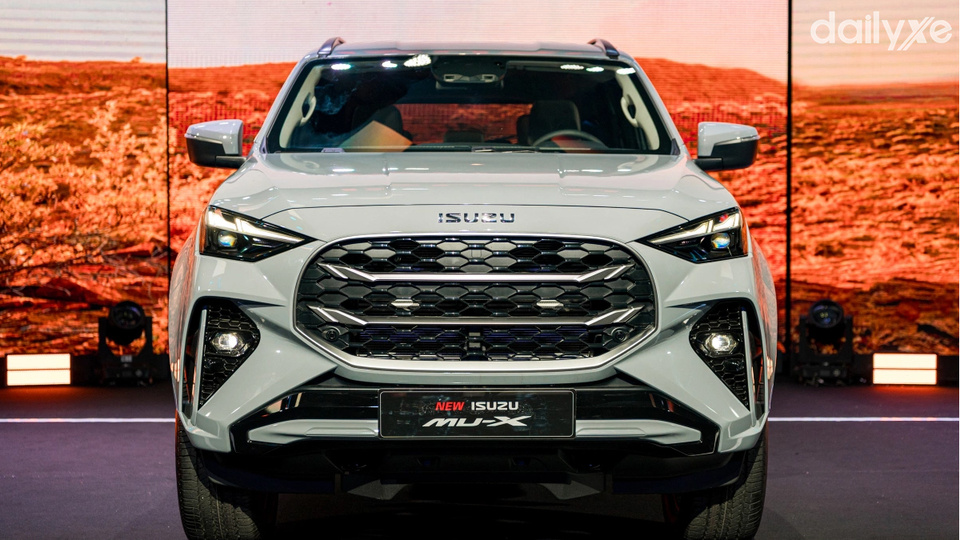 Đầu xe Isuzu mu-X thiết kế lưới tản nhiệt hầm hố