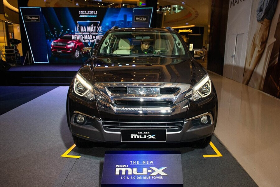 Đầu xe thiết kế MU-X mạnh mẽ