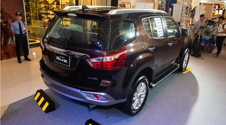 Đuôi xe Isuzu MUX nổi bật với cụm đèn hậu hình thang liền mạch Đuôi xe Isuzu MUX nổi bật với cụm đèn hậu hình thang liền mạch