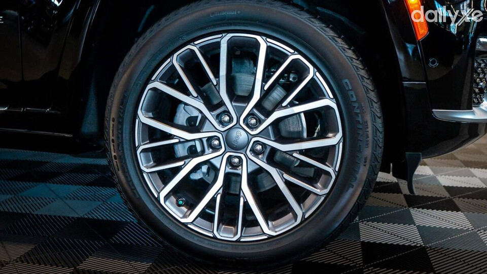 Vành bánh xe Jeep Grand Cherokee thiết kế họa tiết bắt mắt