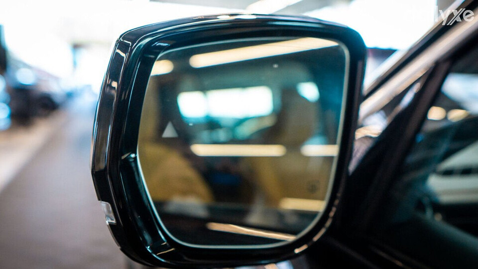Gương chiếu hậu hai bên cùng màu với thân xe