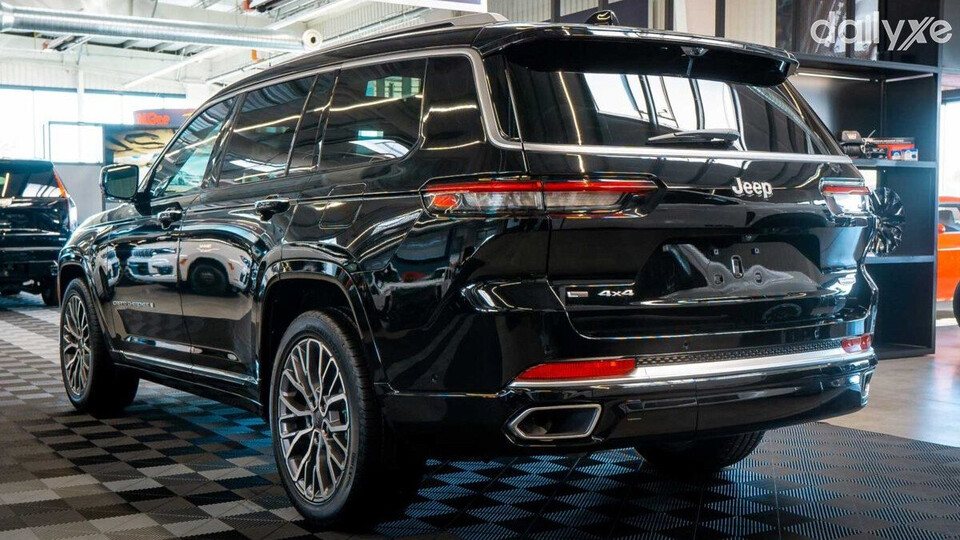 Đuôi xe gọn gàng nhưng không kém phần bề thế