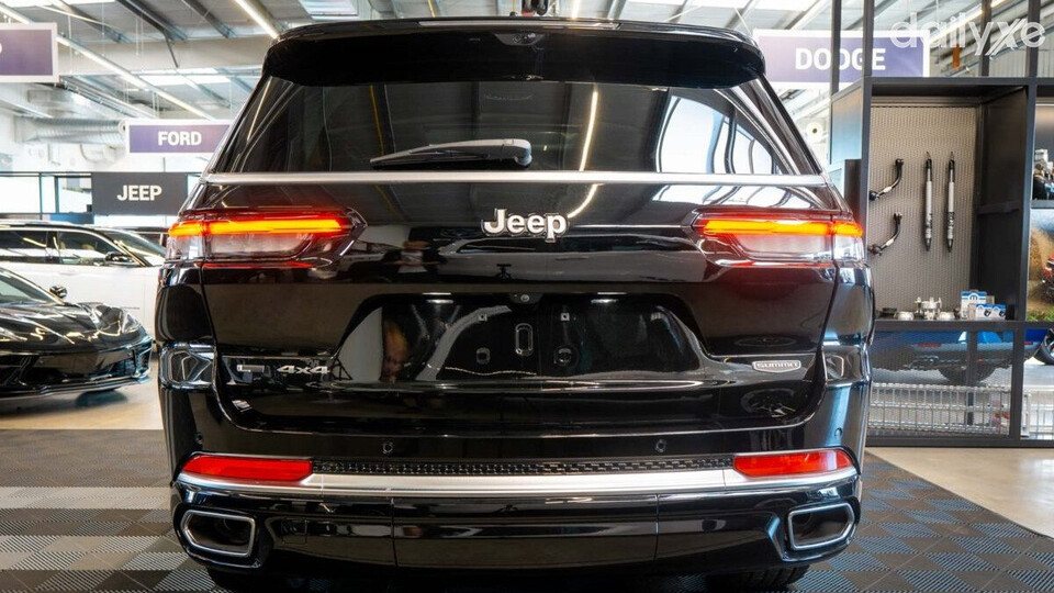 Xe trang bị hai ống xả kép hai bên có ốp viền lớn